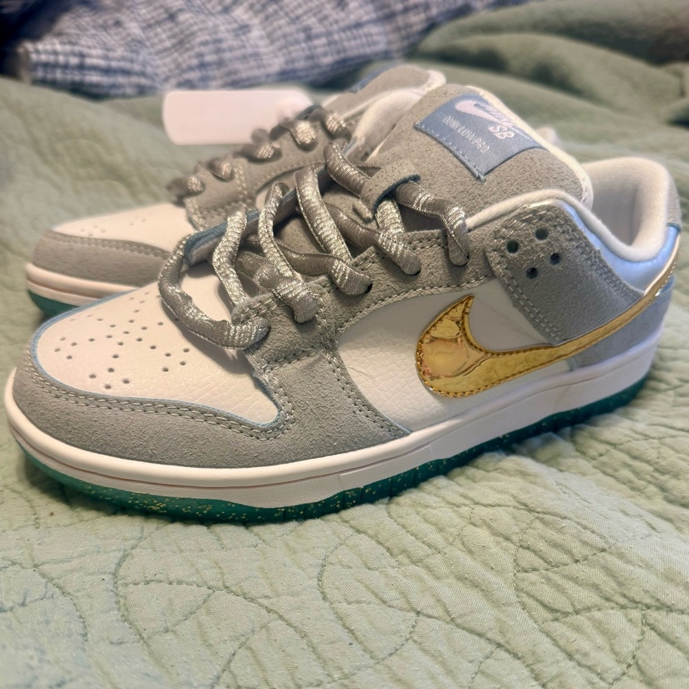 Women’s Nike Dunks Sz 7–NWT